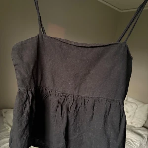 Topp Gina Tricot - Fin och skön topp från Gina Tricot som inte kommer till användning💕den är köpt för 300 kr
