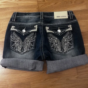 shorts Denim Couture - Har gjort om dom till shorts men inte sytt ihop i slutet. Säljer då de inte kommer till användning. Midjemått: 70 storlek: M. Skriv innan ni använder köp nu. INGA BILDER PÅ