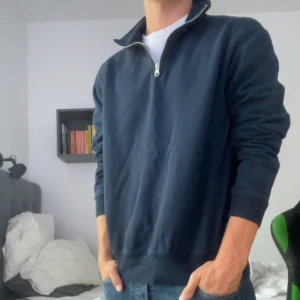 Navy  half zip  - Navy halvzip från Zara. Passar runt 174-182 riktigt skön och stilig. 