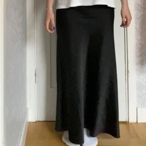 Satin kjol  - Säljer denna jätte fina satin kjol, perfekt nu till sommaren💛Säljer då den inte kommit till användning
