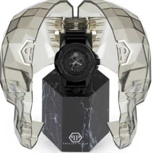 Philipp Plein Titan Black klockan  - Riktigt fet svart klocka från Philipp Plein med cool döskalle på urtavlan och armbandet. Klockan har detaljerade nitar runt boetten och tydlig logga. Armbandet är i matt svart material och hela looken är mörk och edgy. Perfekt för dig som gillar statement-accessoarer.