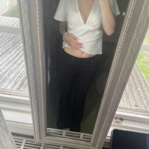 Svarta bootcut kostymbyxor - Säljer ett par svarta kostymbyxor med mid waist och vida ben. Byxorna har slitage nedan (bild 3). Jag är 160cm och de är lite för långa för mig. :)