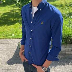 Ralph Lauren skjorta  - Snygg Ralph Lauren skjorta storlek s slim fit, passar 173-183 ca😇. Köper du fler skjortor fär du paketpris, följ för mer🙌
