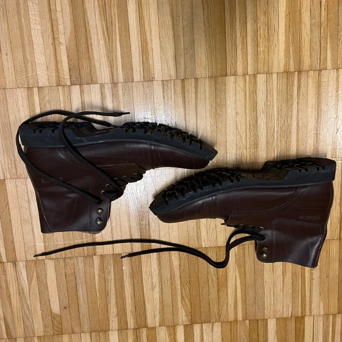 Bruna kängor i skinn med grov sula