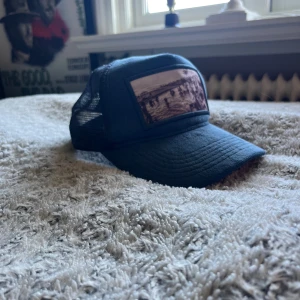 Svart keps från Emilio Perenziza med mesh -  Säljer nu min keps och inte använda den. Det är en mörkblå velvet keps från Emilio pendenza