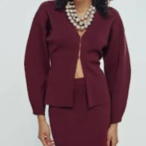 Vinröd figursydd kofta zara  - Aldrig använd då jag köpte fel storlek. Jätte fin, slutsåld vinröd kofta från zara 🥰