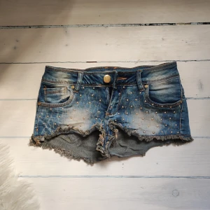 Low waist jeanshorts med nitar - Supercoola jeansshort med blekning och nitar, perfekt nu till sommaren!💞 Hade förut fickor som stack ut som nu är avklippta men defekten är  inte synlig.