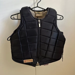 RaceSafe ridväst  - En RaceSafe ridväst i storlek Child’s Ex-Large. Har bytt dragkedjan då den va sönder.   Den är i väldigt bra skick! Men har lite märken och lite slitet inuti. Annars i väldigt bra skick! Har mer bilder på den så kom privat om ni vill se närmare!  Priset går att diskutera!💕
