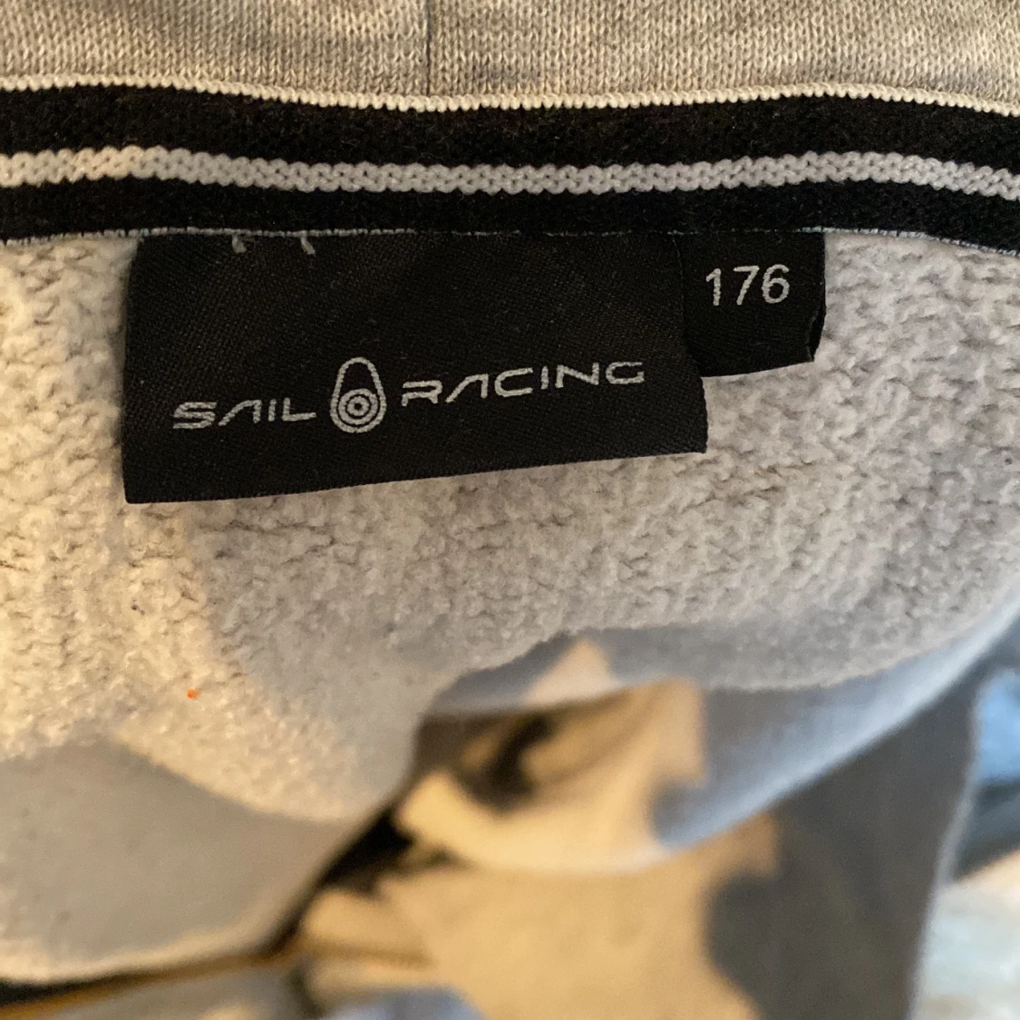 Grå hoodie från Sail Racing med dragkedja - 2