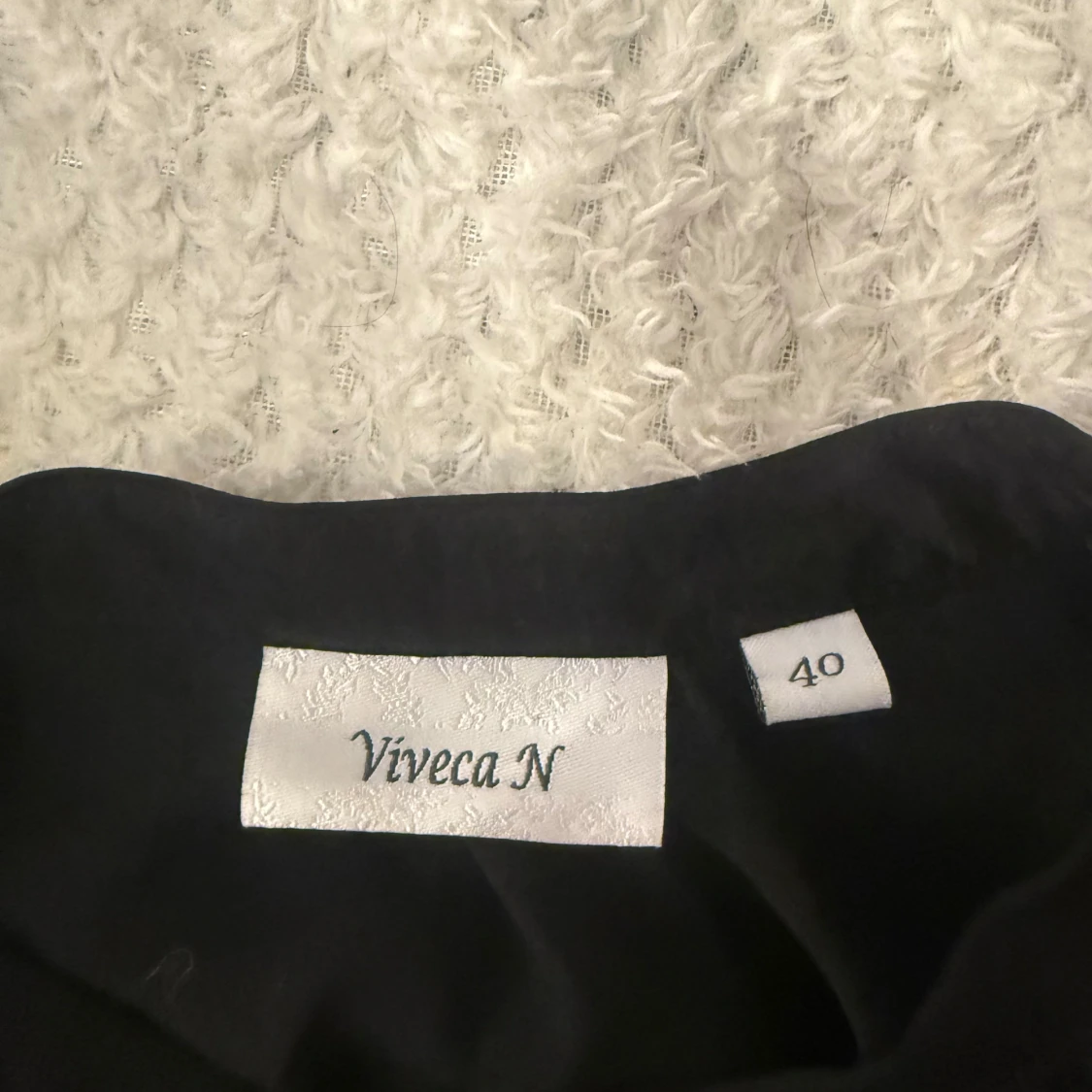 Svart skjorta med spets från Viveca N - 2