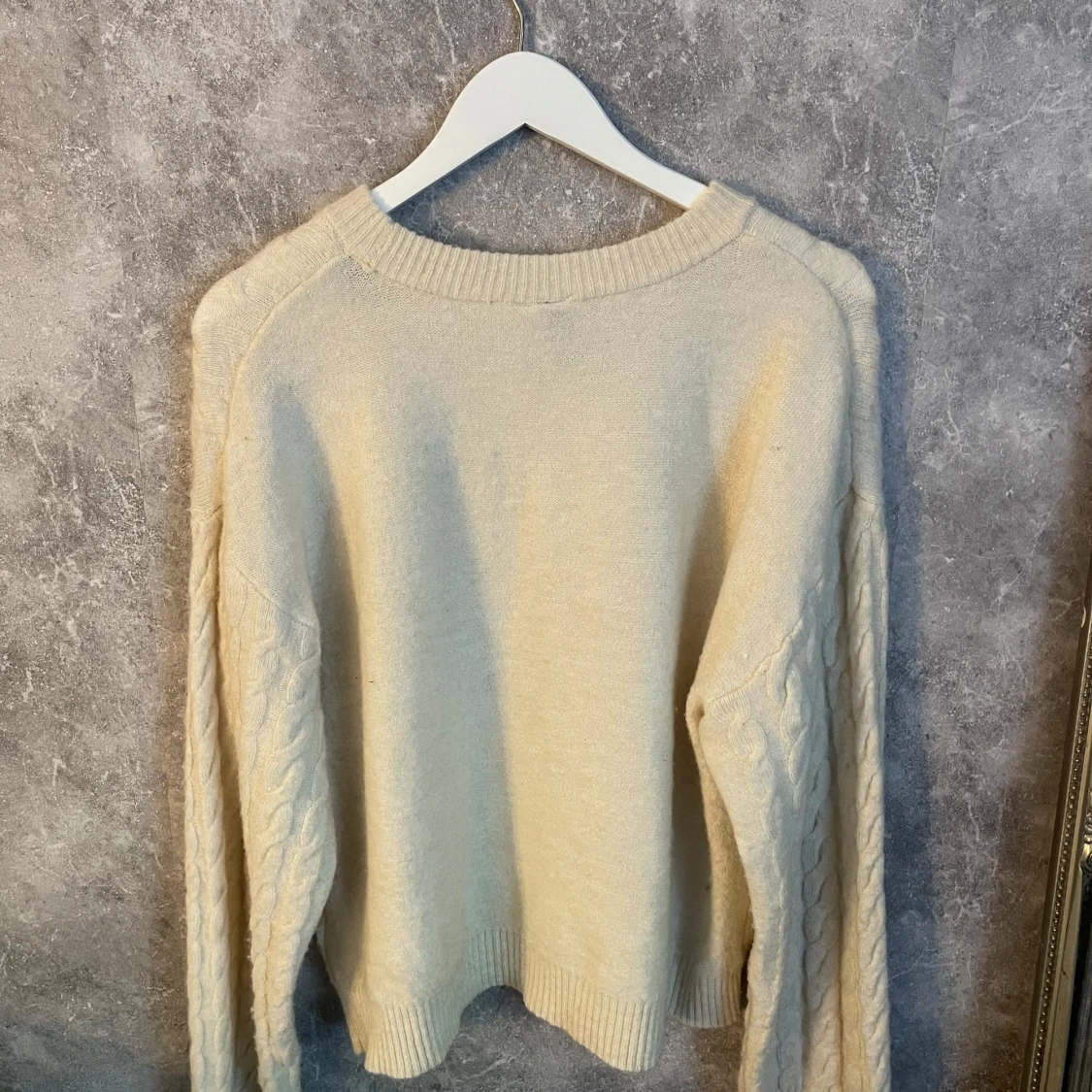 Beige stickad tröja med kabelmönster - 1