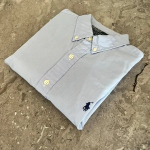 Ralph lauren skjorta - Hej, säljer nu ett skit snygg Ralph lauren skjorta, skicket är toppskick inga tecken på användning, passar perfekt nu till sommarn, skriv om ni har några funderingar och pris kan diskuteras 