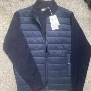 Cardigan Sayless - Cardigan från märket Sayless🌤️| Sprillans ny, nypris: 1199kr. | Storlek M, men passar S bättre. | Hör av er vid ytterligare frågor🙌 |