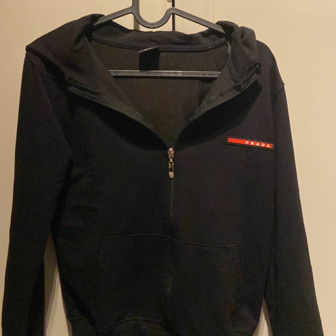 Svart hoodie från Prada med half zip