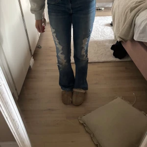 Blå bootcut jeans med slitningar - Jätte snygga boot cut jeans från Gina Tricot. De har snygga slitningar framtill och fint broderade fickor bak, bara att höra av er om funderingar eller fler bilder🫶🏻