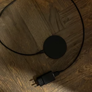 Trådlös laddare  - En trådlös laddare med en adapter till, laddaren är i bra skick och är värd att köpa. Pris går att diskutera 