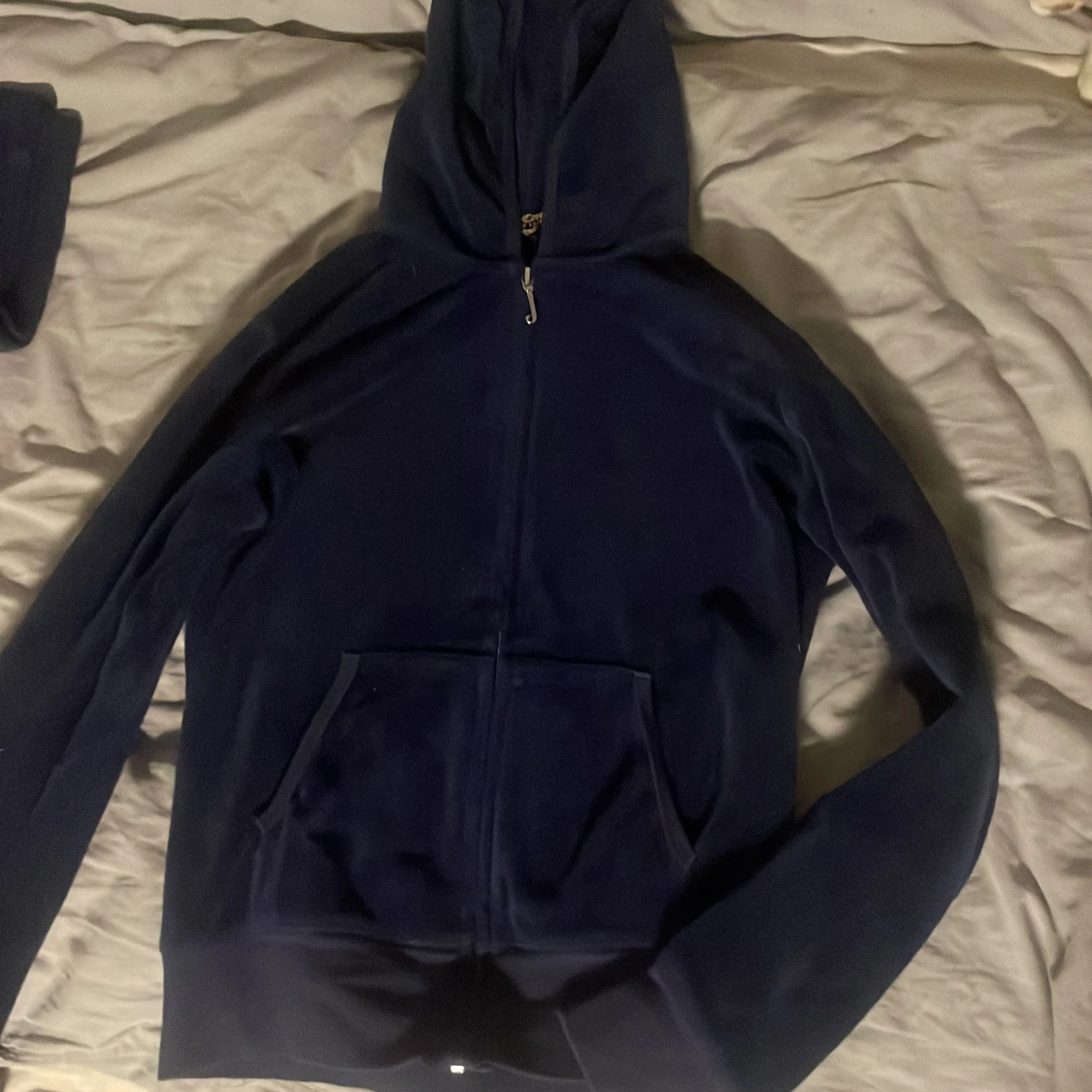 Mörkblå velourbyxor och kofta från Juicy Couture - 3