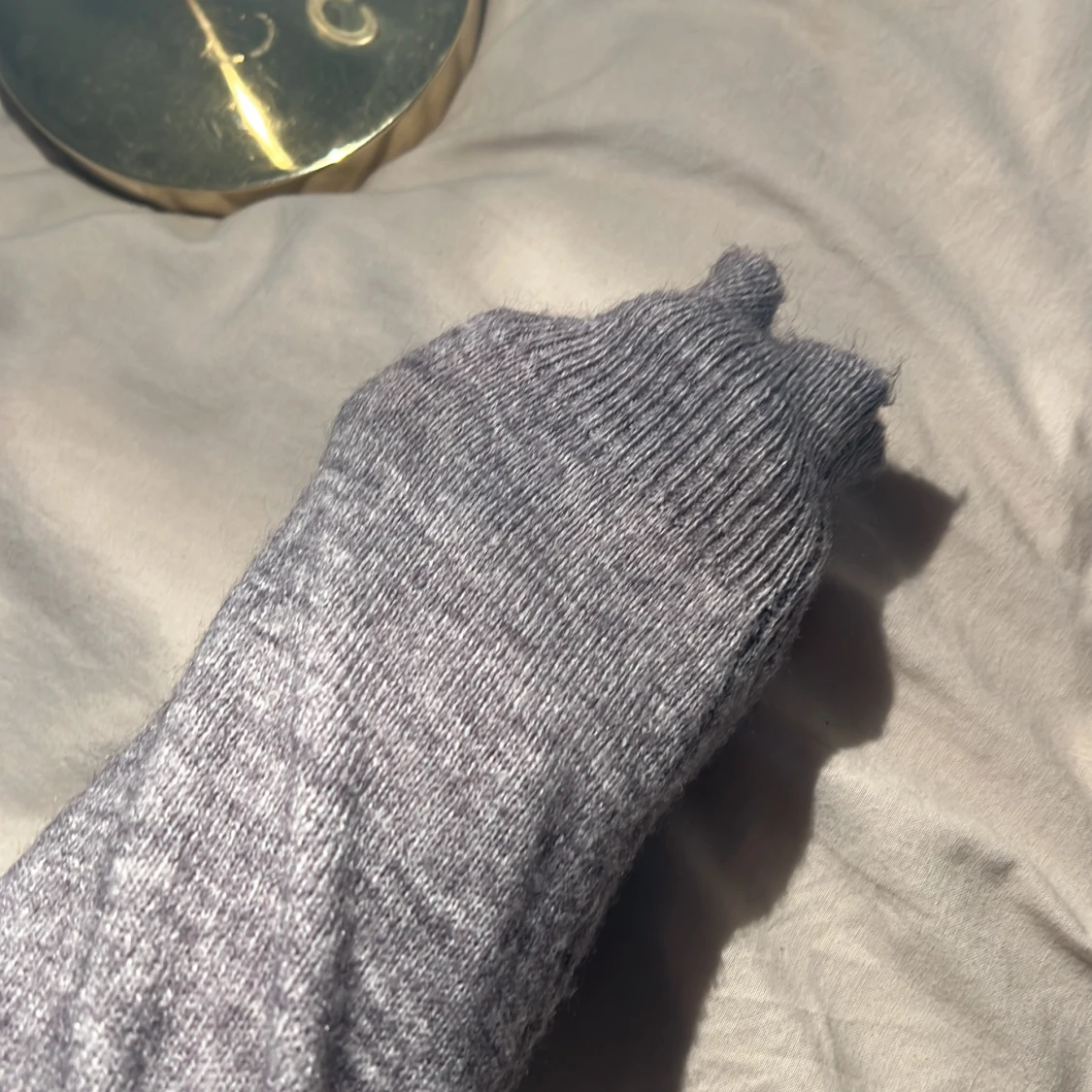 Grå stickad tröja med ribbad krage - 3