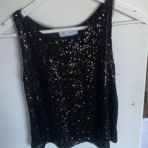 Glittrig fest-topp med paljetter 💫 - Glittrig fest topp med paljetter från Zara 🌟Nästan helt oanvänd! Storlek 164 💓