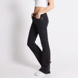 Svarta jeans  - Svarta, low waist bootcut jeans i bra skick!💫Storlek M (full length) 