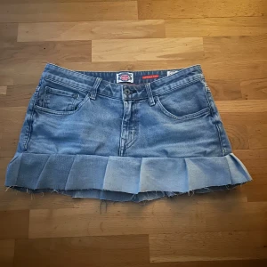 Ljusblå jeanskjol med volang från Crocker - Säljer en ljusblå jeanskjol från Crocker med volang. Perfekt för dig som gillar denim och vill ha något unikt i garderoben.