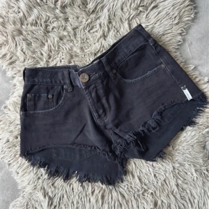 One teaspoon shorts - Jätte fina och i mycket bra skick, inga hål eller fläckar💗låg/mid waist, jätte fina och vika ner💗