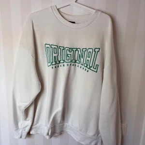 Vit sweatshirt med text från Gina Tricot - Säljer en vit sweatshirt från Gina Tricot i storlek XL, använd några gånger🌸