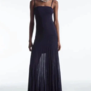 Marinblå långklänning med smala axelband - SÖKER DEN HÄR KLÄNNINGEN FRÅN COS I MARINBLÅ OCH STORLKE XXS Eller XS ❤️❤️❤️❤️ 