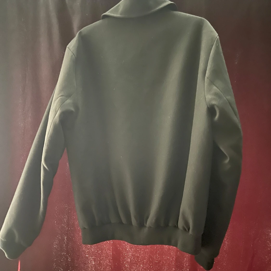 Svart jacka med dragkedja - 2