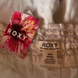 Vita linnebyxor från Roxy  - Super snygga (helt oanvända) linnebyxor från ROXY!! Passar mig perfekt som är 170🥰🥰Pris kan möjligen diskuteras! 