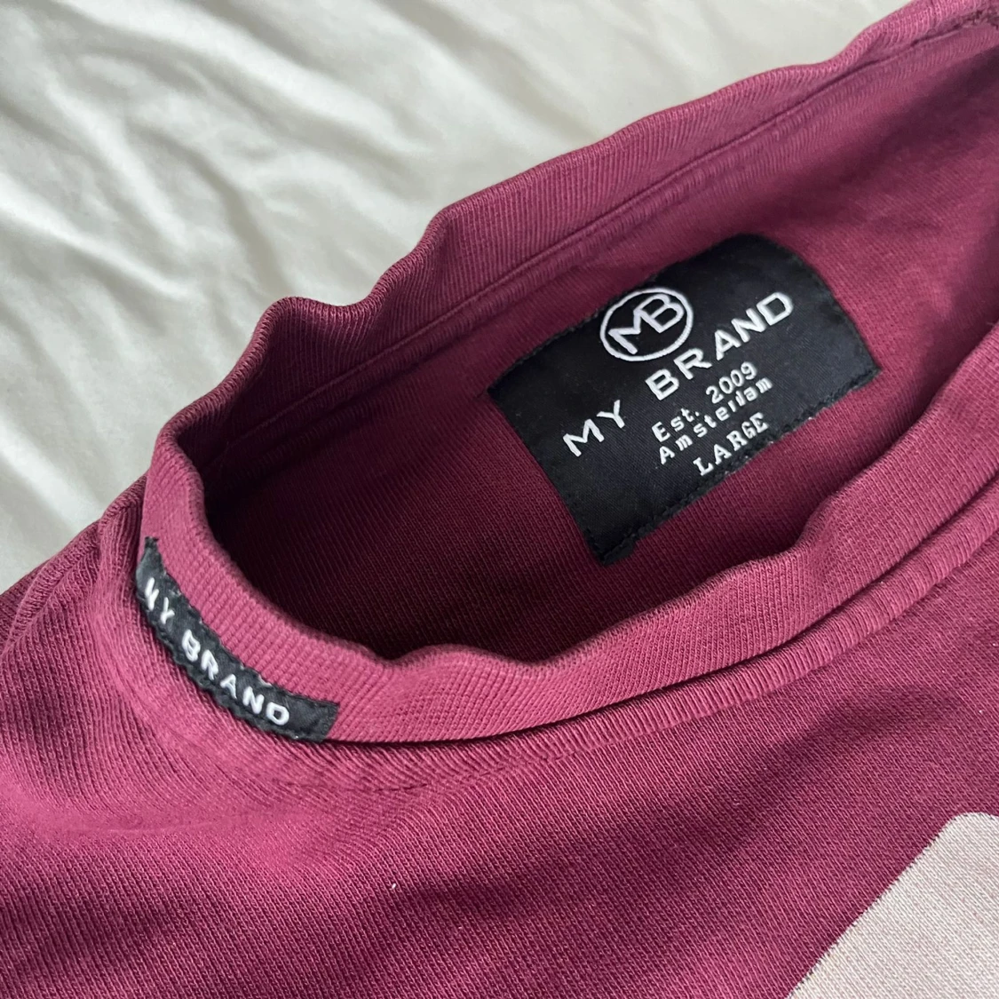 Vinröd tröja med spelkort från My Brand - 1