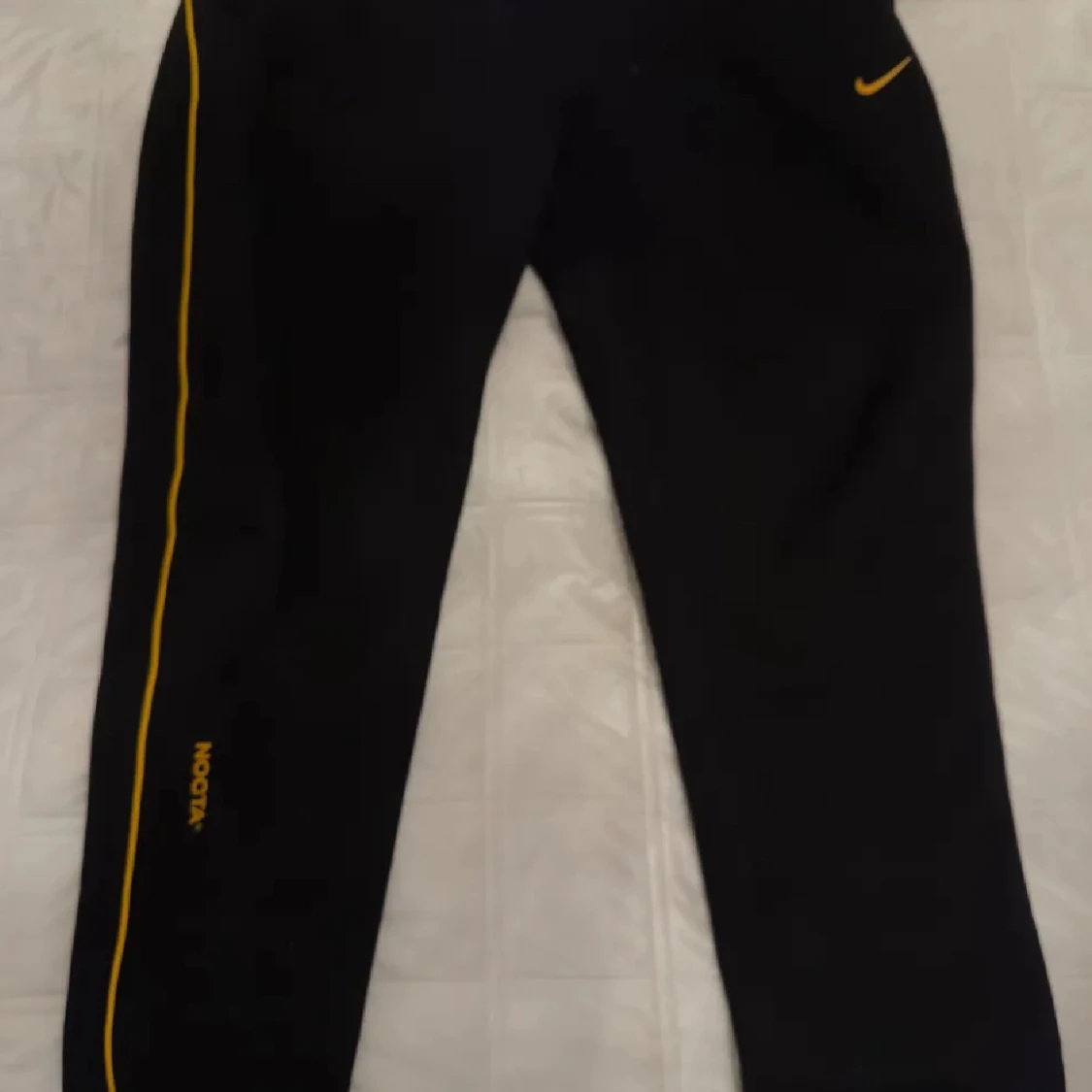 Svart hoodie från Nike NOCTA med gula detaljer - 2