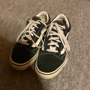 Svarta Vans Old Skool sneakers - Jag säljer nu ett par klassiska Vans Old Skool sneakers i svart med vit sula och vit sidorand. Skorna har snörning. Använda ett fåtal gånger, men är i fint skick. Skorna är riktigt sköna på och passar perfekt till vardag,kalas, skattning eller vad som. Dem har däremot ett litet hål i hälen. Men det är inget som känns eller syns. Pris kan diskuteras, så tveka inte på att höra av dig🙂 