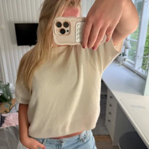 Kortärmad tjocktröja  - Beige kortärmad tjocktröja i onesize 🤍⭐️