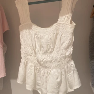 Vit smockad linnetopp från H&M XS - Jättefin topp från hm. Original pris 279kr💞