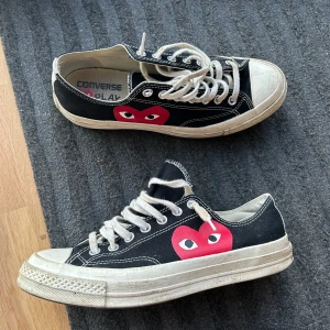  CDG  svarta sneakers - Svarta Converse x Comme des Garçons Play sneakers med den ikoniska röda hjärtloggan på sidan😍 Ett par riktigt fina skor som har används sparsamt och är darför i ett bra skick. Den enda defekten med skorna ser du på bild 2. Där en av nitarna ramlat av på sidan på en av skorna men det är det ända🤯 Priset går att diskutera vid snabb affär‼️💸