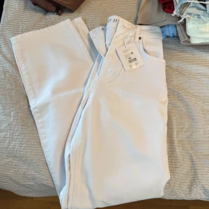 Vita straight leg jeans helt nya  - Säljer ett par fräscha vita jeans från Bikbok i Denim i modellen straight leg. Byxorna har klassisk femficksdesign, raka ben och stängs med dragkedja och knapp. Aldrig kommit till användning så alla lappar är kvar! Inköpta på rea för 199kr. De är för små för mig därav kan jag inte visa med bild på!