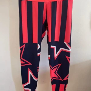 Adidas set, StellaSport - Stella McCartney strl 34-36, mer som 34. Lite noppor som enkelt går att få bort, sparsamt använda. Inget mer att anmärka på. Säljer som set. 