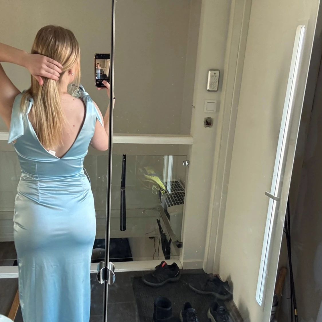 Balklänning Ljusblå långklänning med v-ringning - 92