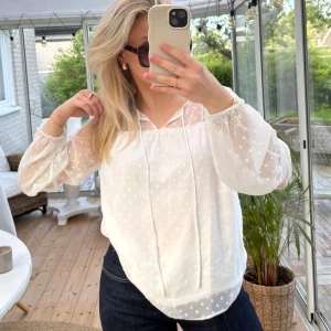 Vit Blus från Vila - Jättefin vit blus från Vila som tyvärr inte kommer till användning 🤍 storlek 36/S