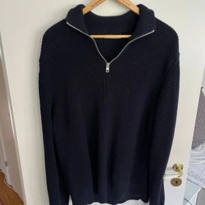 Mörkblå stickad tröja med dragkedja från Zara - Säljer en mörkblå stickad tröja från Zara i storlek L. Tröjan har en halv dragkedja vid kragen och är långärmad med ribbad struktur. Perfekt för kyligare dagar och enkel att matcha med olika outfits. Tröjan är aldrig använd tidigare! Passar både L och M!🕺🏼