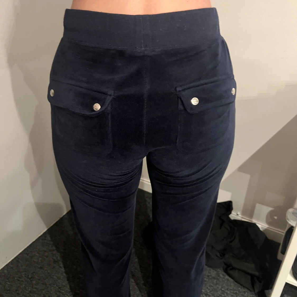 Mörkblå mjukisbyxor med fickor - 1