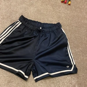 Addidas navy blue baggy shorts - Testade två gånger annars helt nya. Köpte den för 550. Dem är alldeles för stora för mig. Dem är storlek xxl för barn så vet inte vad det för för storlek för vuxna