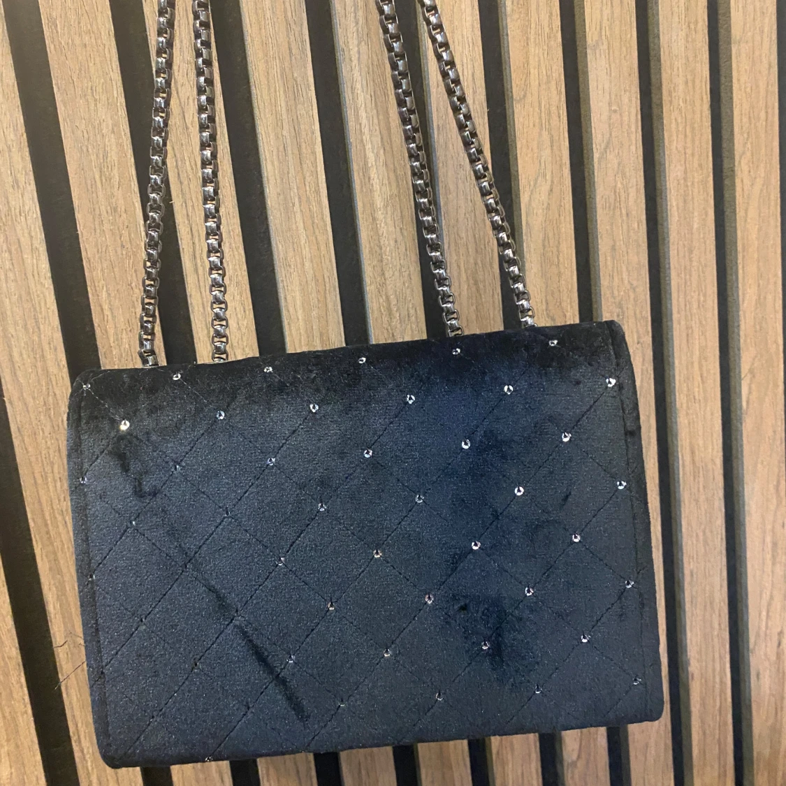 Svart quiltad axelväska med kedjerem - 2