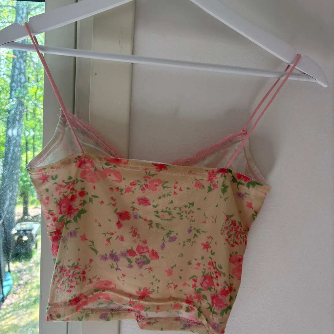 Blommig croppad linnetopp med spets - 1