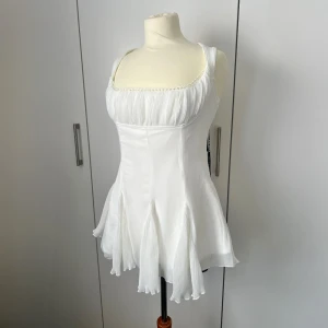 Murci klänning - Sjukt snygg klänning från Murci. Helt ny med lappar kvar. Säljer då den inte passa. Byst: 94 cm. Midjemått: 76 cm. Höftmått: 104 cm. Modellen är 175 cm