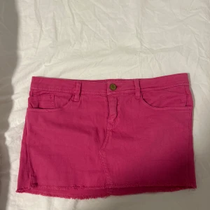 Rosa jeanskjol från Zara TRF - Säljer en kort rosa jeanskjol från Zara TRF!!! Så snygg till sommaren!!❤️