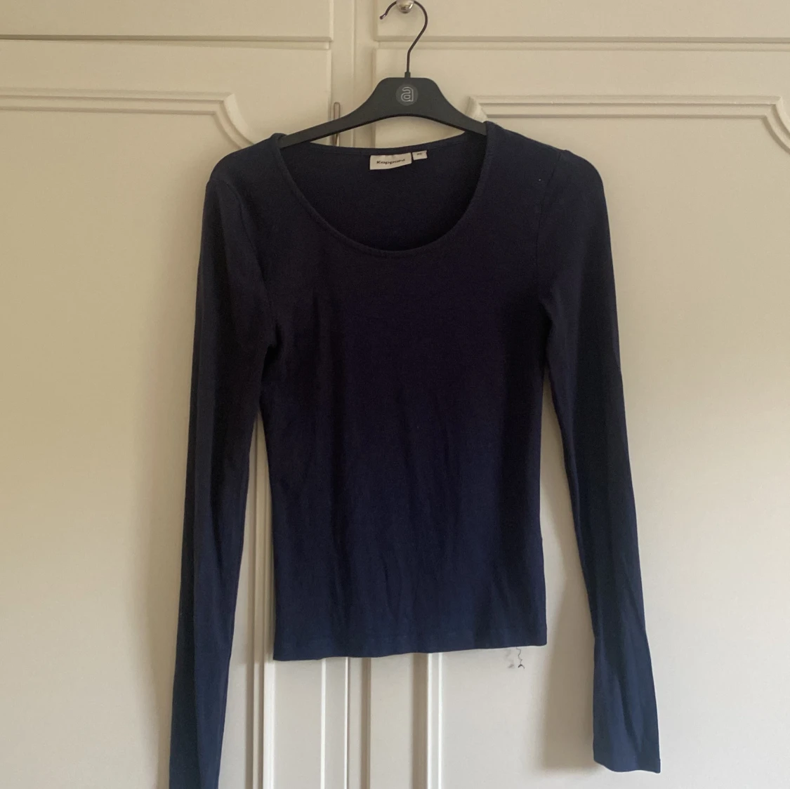 Mörkblå långärmad topp från Kappahl