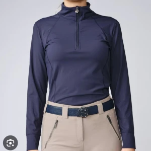 Mörkblå långärmad träningströja - Säljer en mörkblå långärmad träningströja från Ps of sweden. Fint skick. Storlek M men passar även S. Det går bra att använda köp nu💕