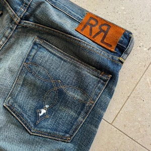 RRL jeans - Double RL jeans (100% bomull) | Prima skick! | Nypris är runt 5000 kr, vårat - 1599 kr | Storlek 30 i W och L | sitter riktigt bra på benen som straight/ regular | modellen hetter double denim RRL ranch fit / Mvh 